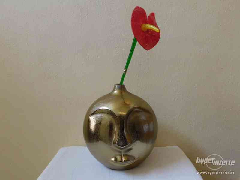 Kovová zlatá váza - face to face - foto 1