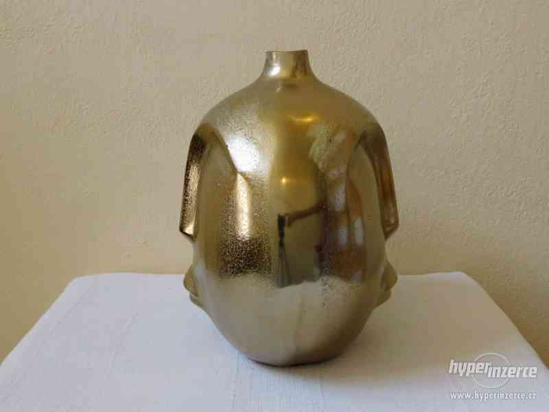 Kovová zlatá váza - face to face - foto 3