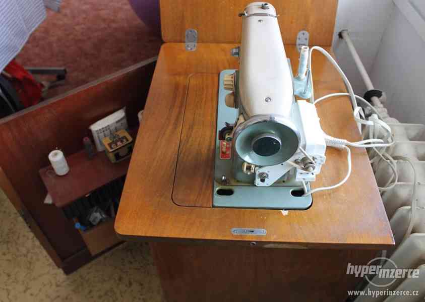 Funkční šicí stroj LADA 236 (elektizovaný) + návod, r.1962 - foto 3