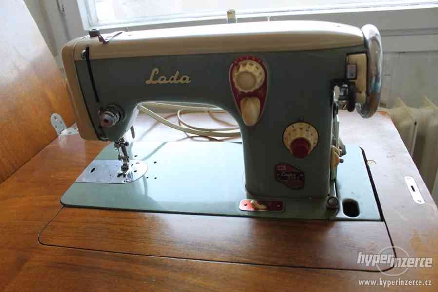 Funkční šicí stroj LADA 236 (elektizovaný) + návod, r.1962 - foto 7