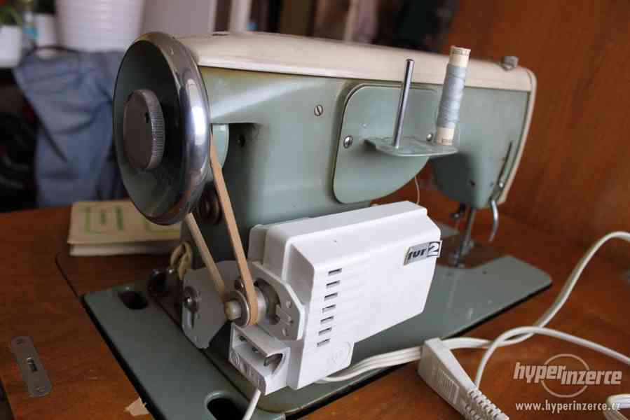 Funkční šicí stroj LADA 236 (elektizovaný) + návod, r.1962 - foto 8