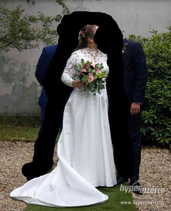 Saténové svatební šaty s dlouhou vlečkou - foto 1