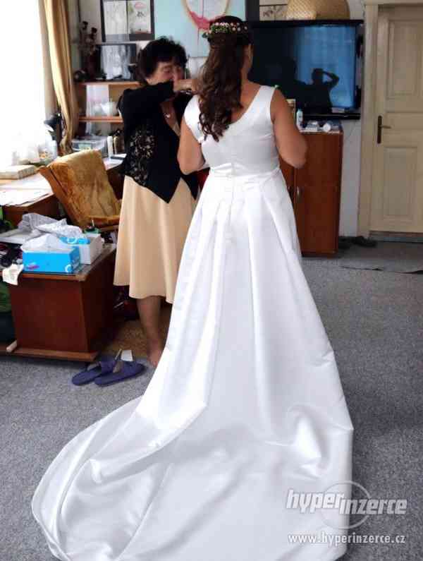 Saténové svatební šaty s dlouhou vlečkou - foto 2