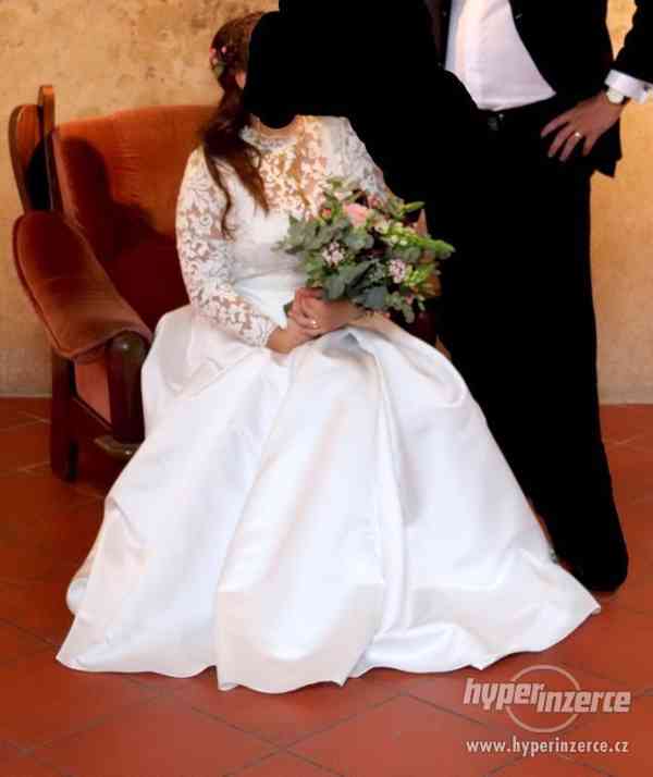 Saténové svatební šaty s dlouhou vlečkou - foto 4