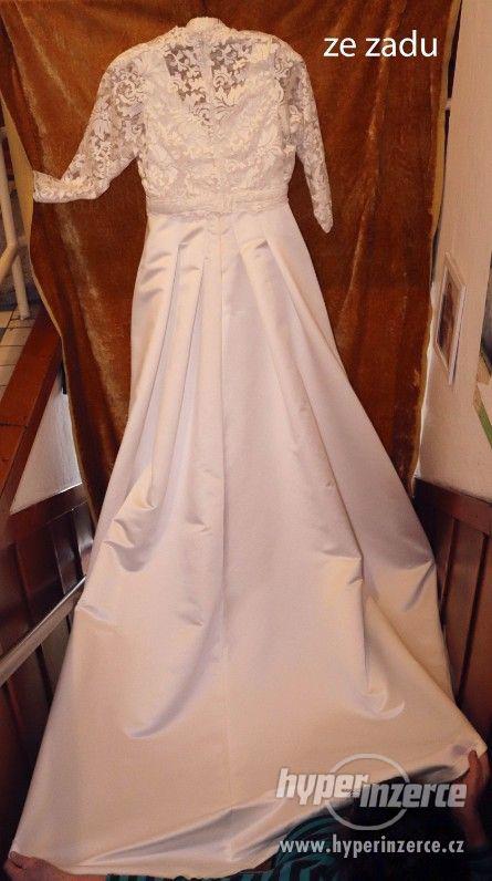 Saténové svatební šaty s dlouhou vlečkou - foto 7