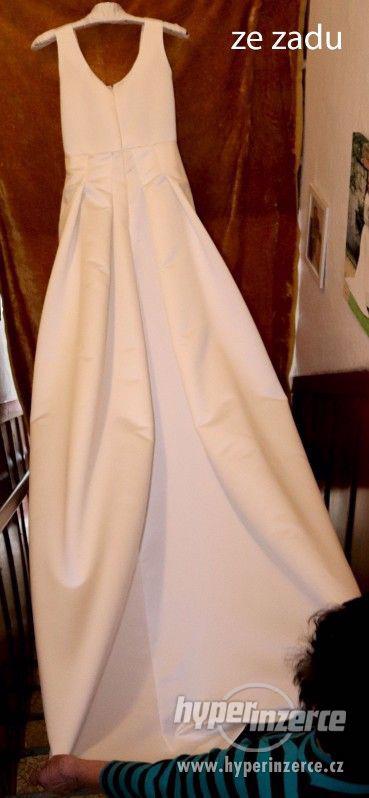 Saténové svatební šaty s dlouhou vlečkou - foto 10