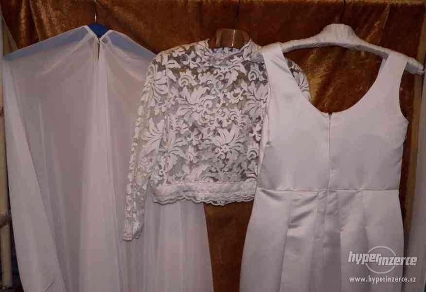 Saténové svatební šaty s dlouhou vlečkou - foto 11