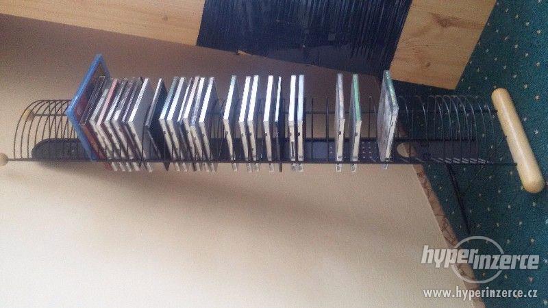 Prodám pořadač/stojan na CD - černý s prvky dřeva - foto 1