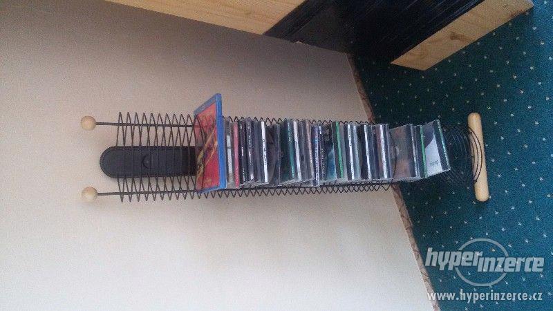 Prodám pořadač/stojan na CD - černý s prvky dřeva - foto 2