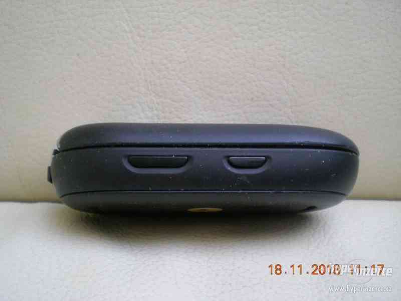 Motorola U6 - "véčkový" mobilní telefon - foto 5
