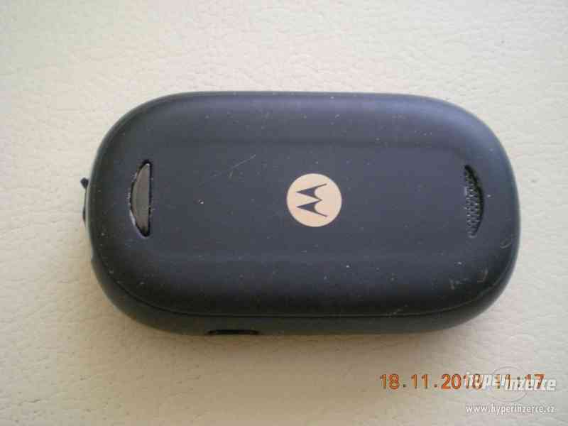Motorola U6 - "véčkový" mobilní telefon - foto 8