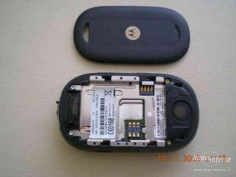 Motorola U6 - "véčkový" mobilní telefon - foto 9