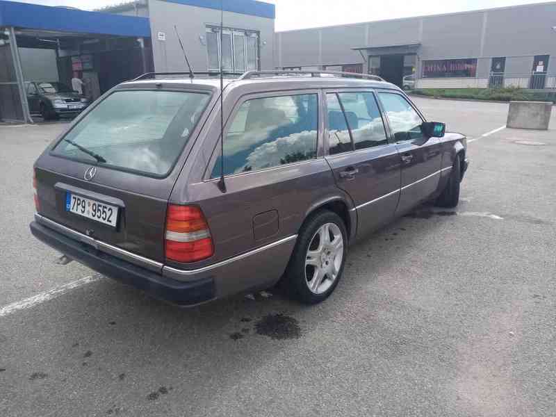 Mercedes-Benz W124 220 TE - foto 3