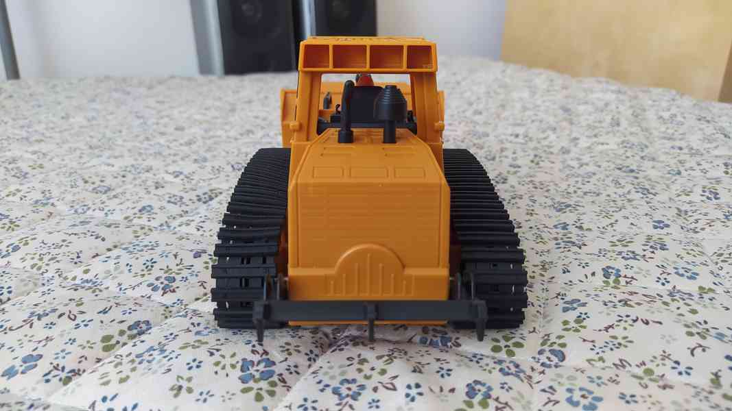 RC Buldozer - foto 3