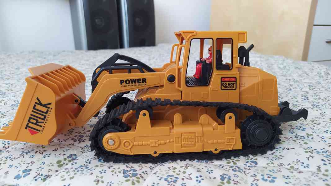 RC Buldozer - foto 2