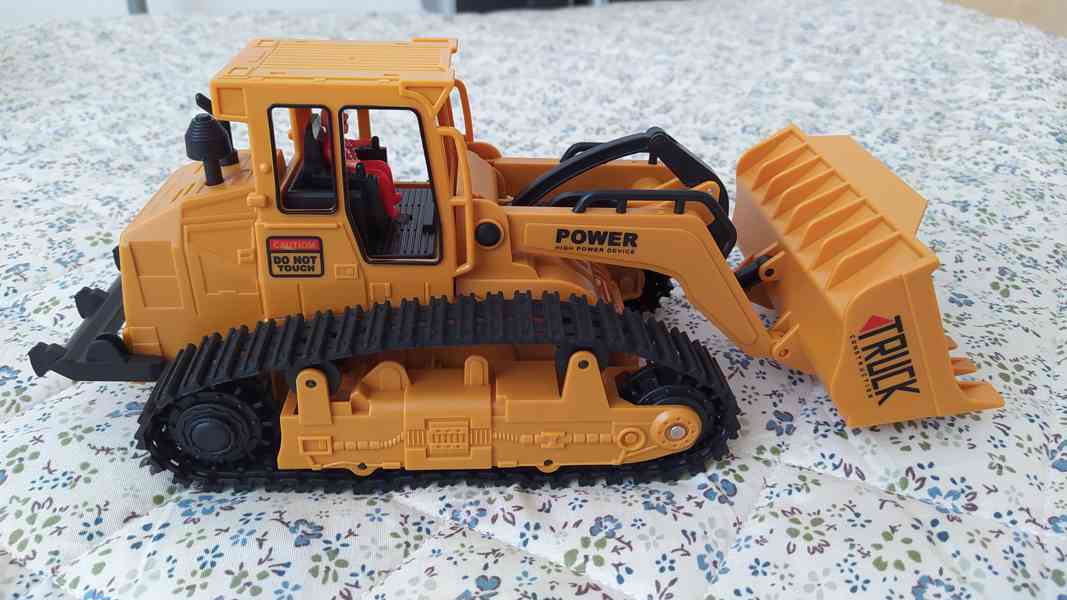 RC Buldozer - foto 9