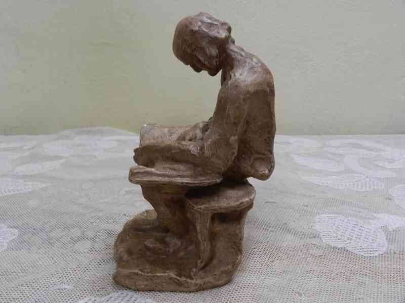 Stará keramická Plastika Muž s Knihou Učenec Značeno - foto 4