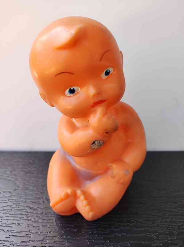 Retro dětská gumová panenka pískající