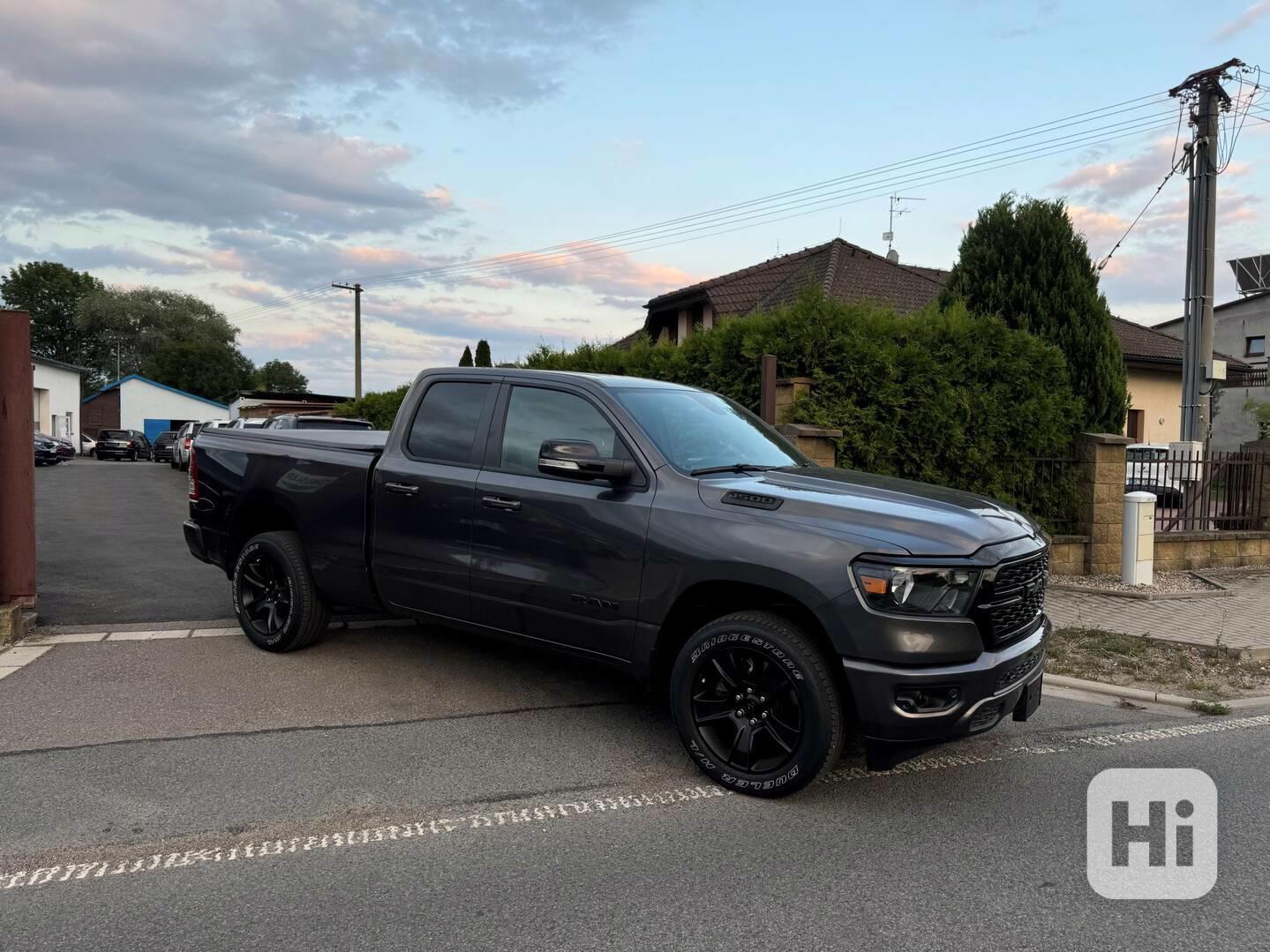 Dodge Ram 1500 BIGHORN 5,7 HEMI 4x4 2023 - foto 1