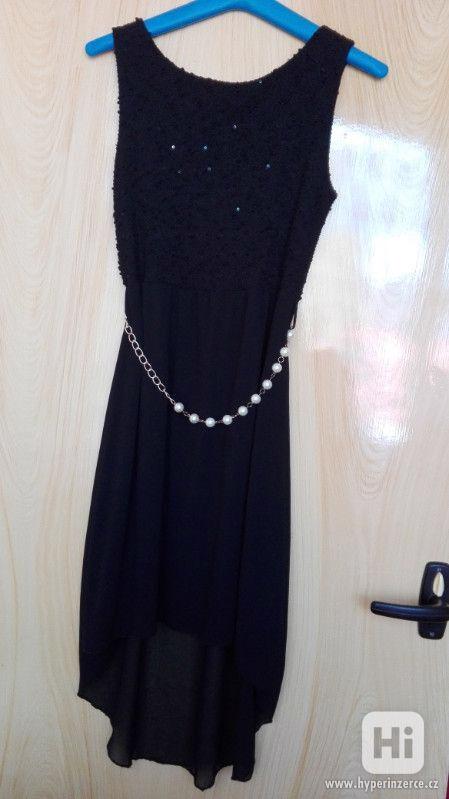 Černé šaty s flitry a vlečkou - foto 1
