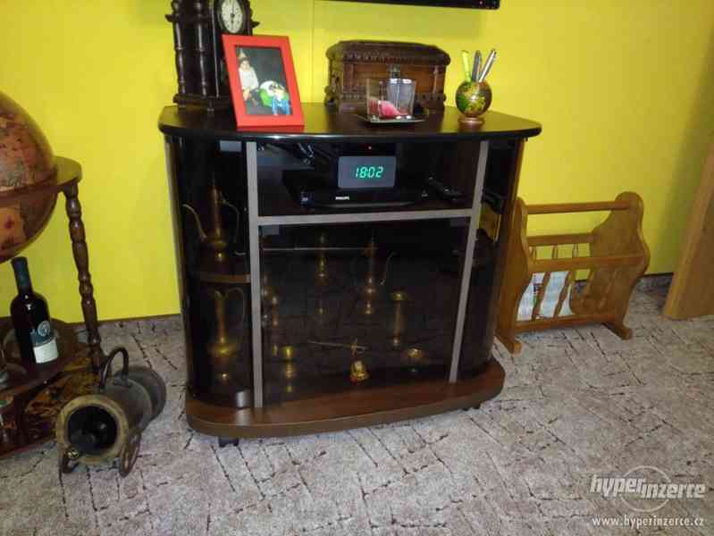 TV stolek, tmavé dřevo, kouřové sklo, - foto 1