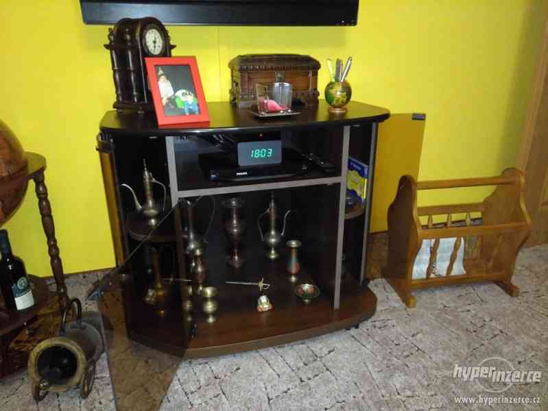 TV stolek, tmavé dřevo, kouřové sklo, - foto 2