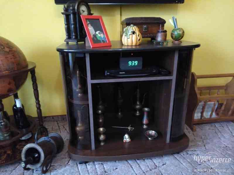 TV stolek, tmavé dřevo, kouřové sklo, - foto 3