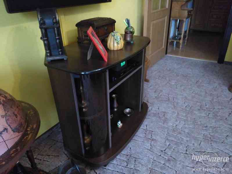 TV stolek, tmavé dřevo, kouřové sklo, - foto 4