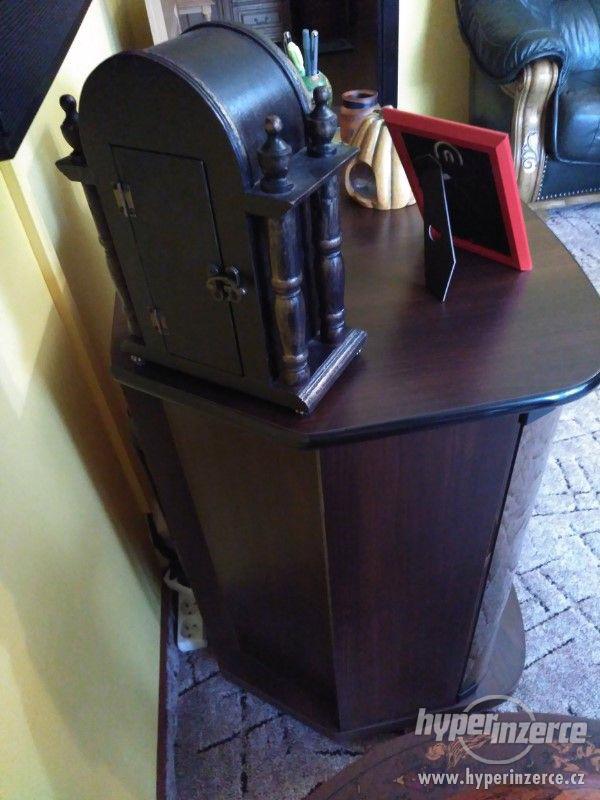 TV stolek, tmavé dřevo, kouřové sklo, - foto 5