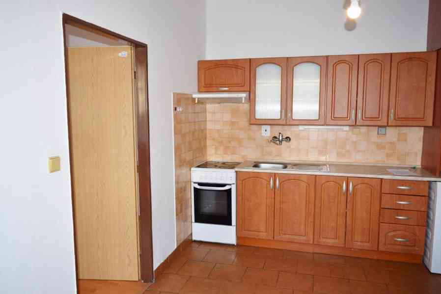 Prodej pěkného bytu 2+kk ve Dvoře Králové n.L. - foto 2