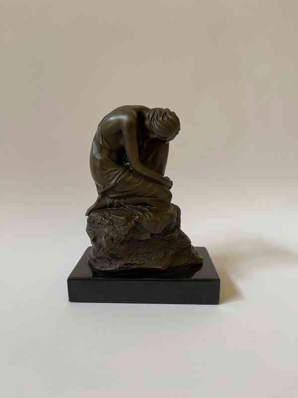 Klečící dívka - bronzová socha v secesním stylu