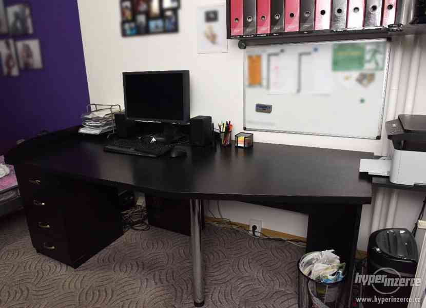 Velký kancelářský (PC) stůl + 2 police + box na šanony - foto 3