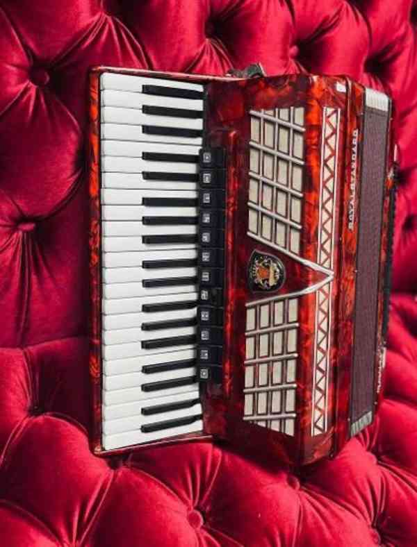 Akordeon Royal Standard Montana 120 basů - foto 3
