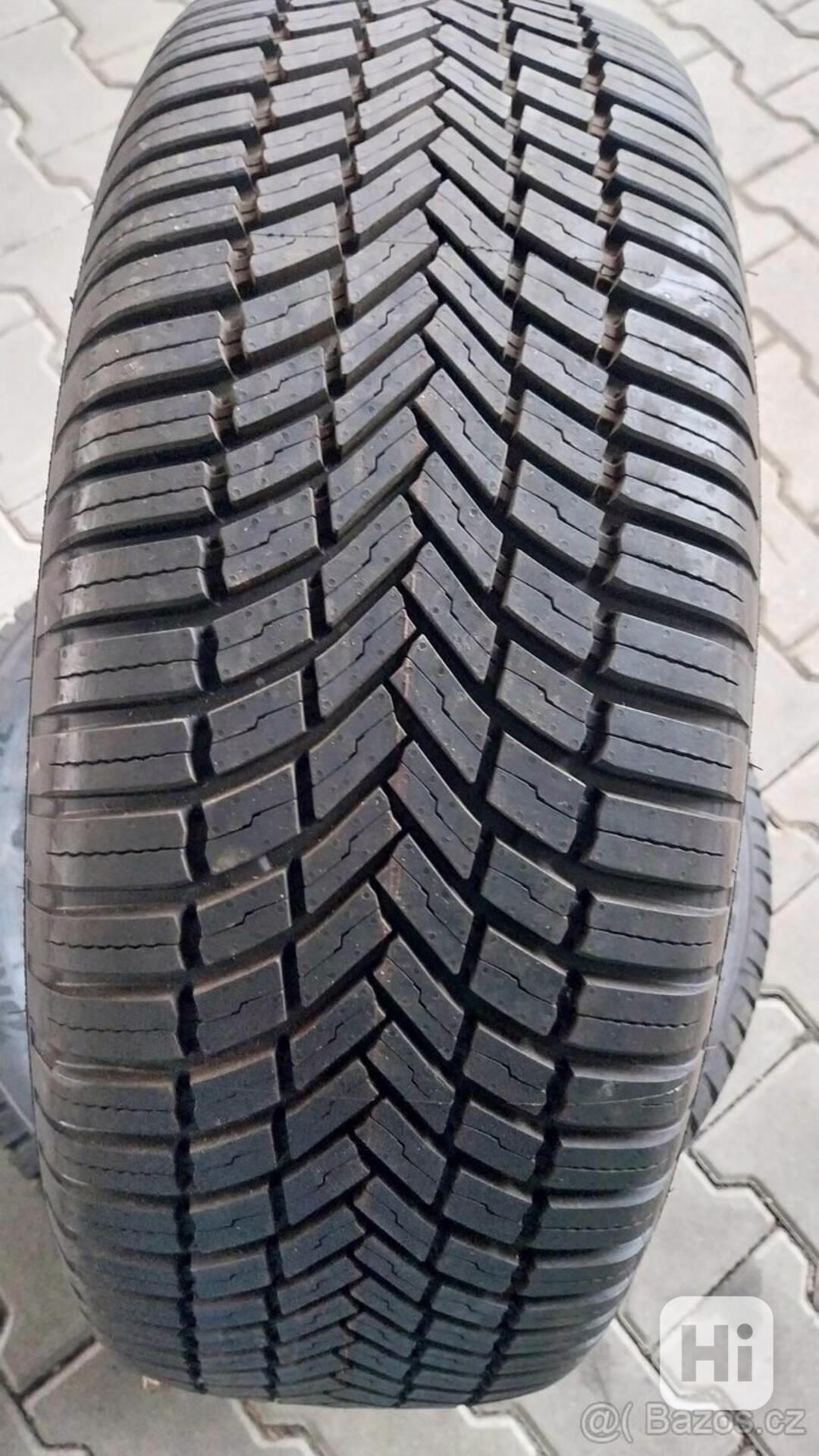 Prodám 2 téměř nové celoroční pneu Bridgestone 215/60/17 - foto 1