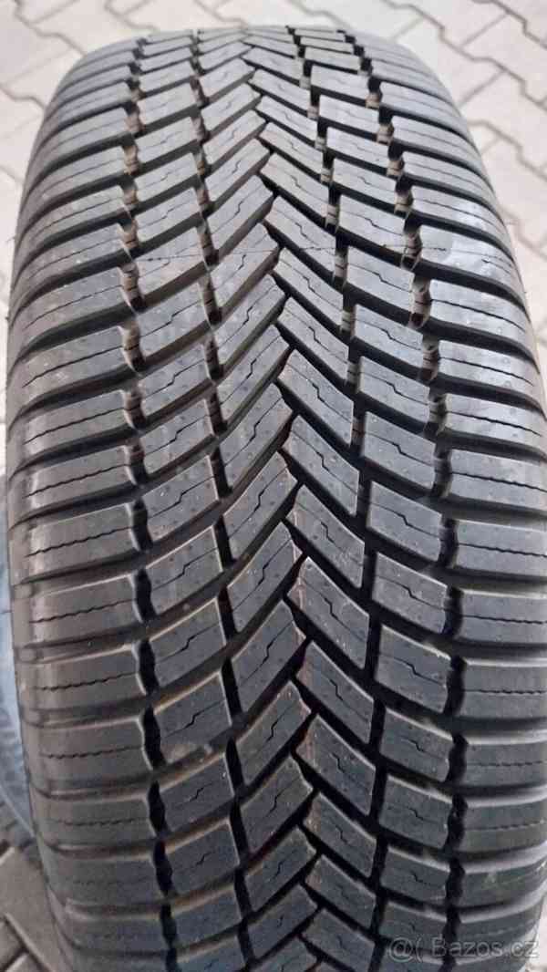 Prodám 2 téměř nové celoroční pneu Bridgestone 215/60/17 - foto 2