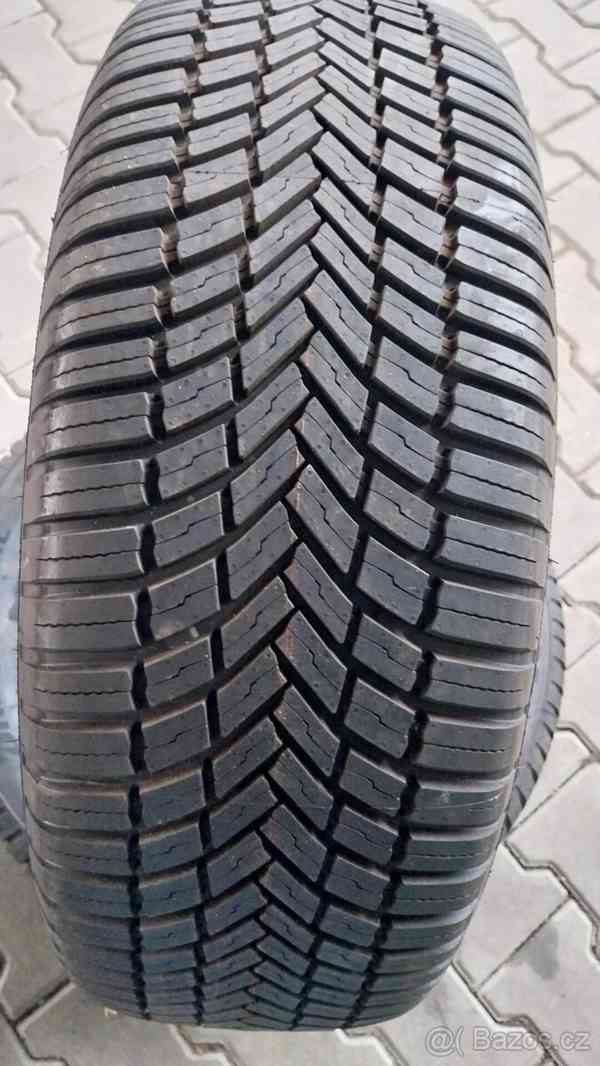 Prodám 2 téměř nové celoroční pneu Bridgestone 215/60/17 - foto 1