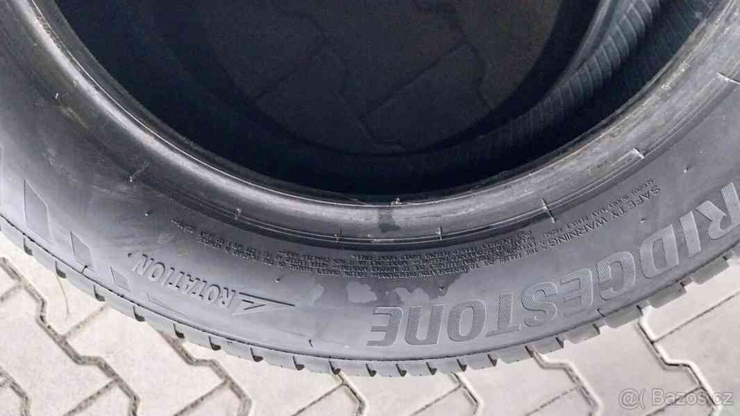 Prodám 2 téměř nové celoroční pneu Bridgestone 215/60/17 - foto 6