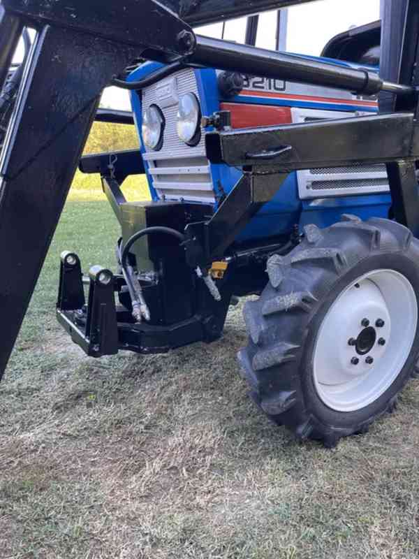 Traktor ISEKI 3210 s nakladačem, lžící a hydraulickou lopato - foto 6