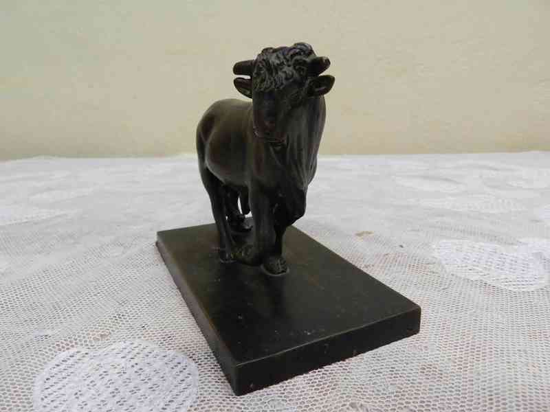 Velmi stará bronzová Soška Kráčející Býk - foto 3