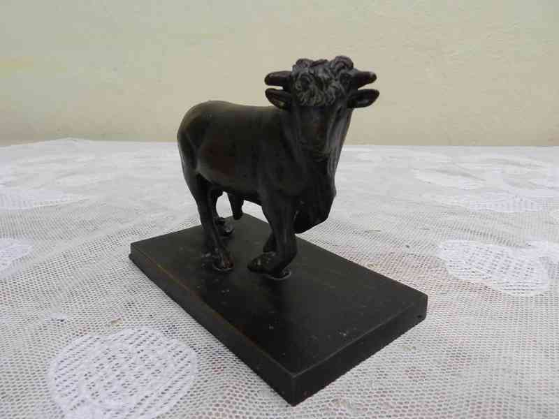 Velmi stará bronzová Soška Kráčející Býk - foto 2