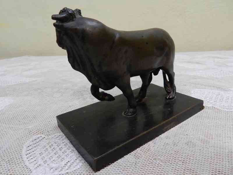 Velmi stará bronzová Soška Kráčející Býk - foto 4