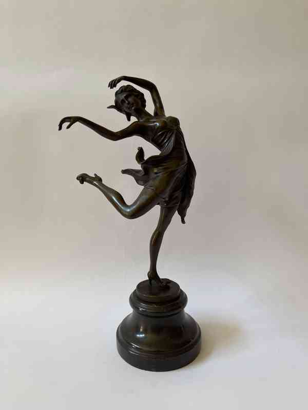Tančící slečna - bronzová socha na mramorovém pod.