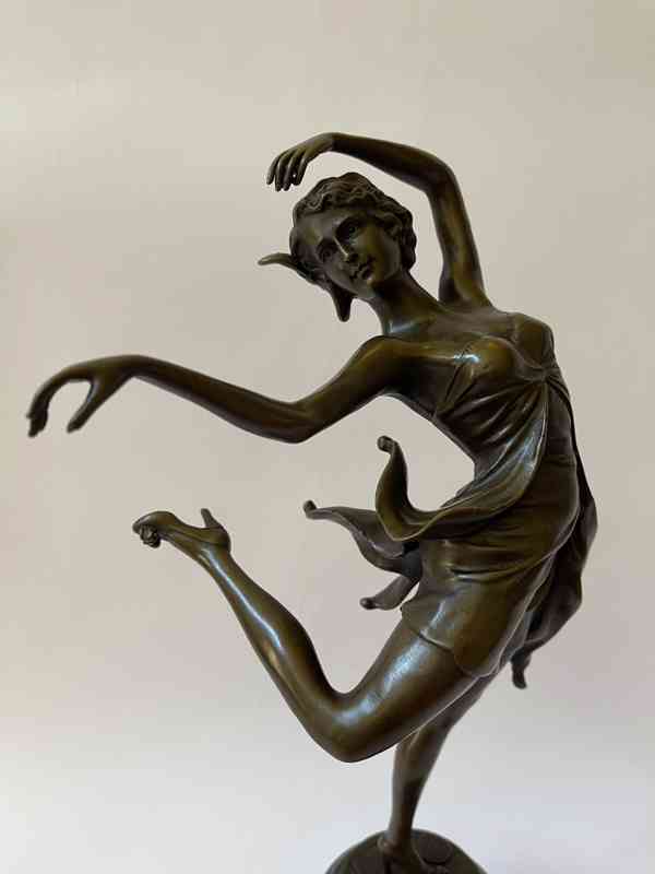 Tančící slečna - bronzová socha na mramorovém pod. - foto 2