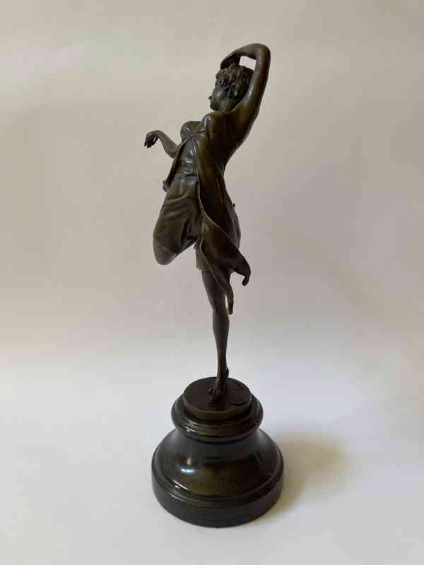 Tančící slečna - bronzová socha na mramorovém pod. - foto 5