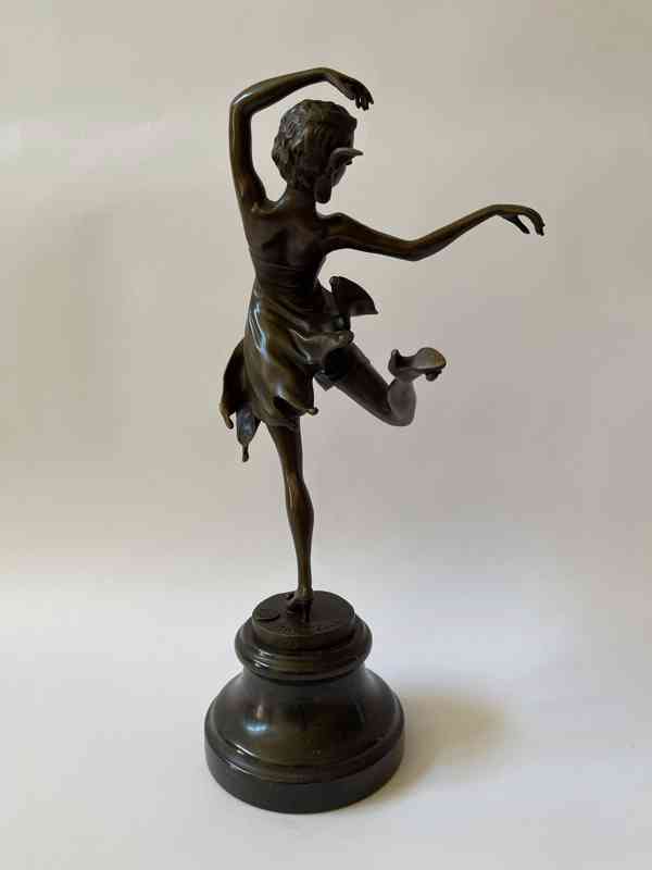 Tančící slečna - bronzová socha na mramorovém pod. - foto 3