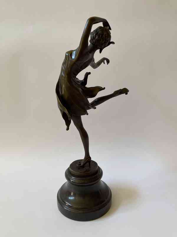 Tančící slečna - bronzová socha na mramorovém pod. - foto 4