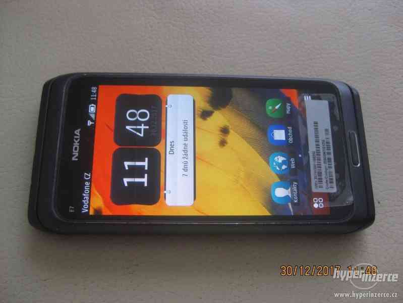 Nokia E7-00 - telefony s výsuvnou QWERTY klávesnicí - foto 3