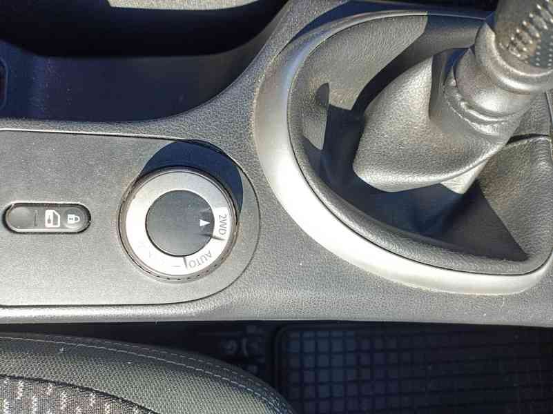 NISSAN QASHQAI 2,0 BENZIN , 4x4 , PANORAMA - foto 12