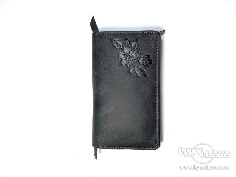 Dámská kožená peněženka s motivem - černá - foto 1
