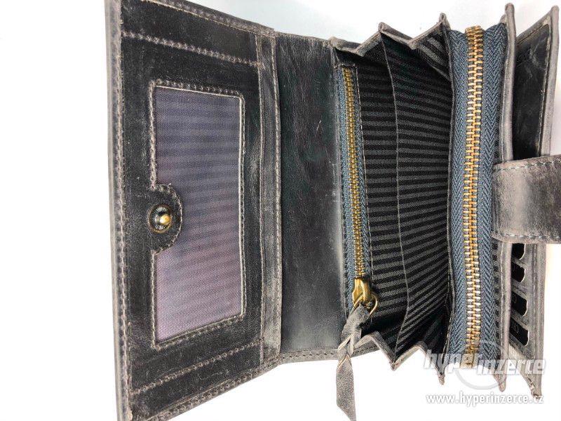 Dámská kožená peněženka s motivem - černá - foto 3